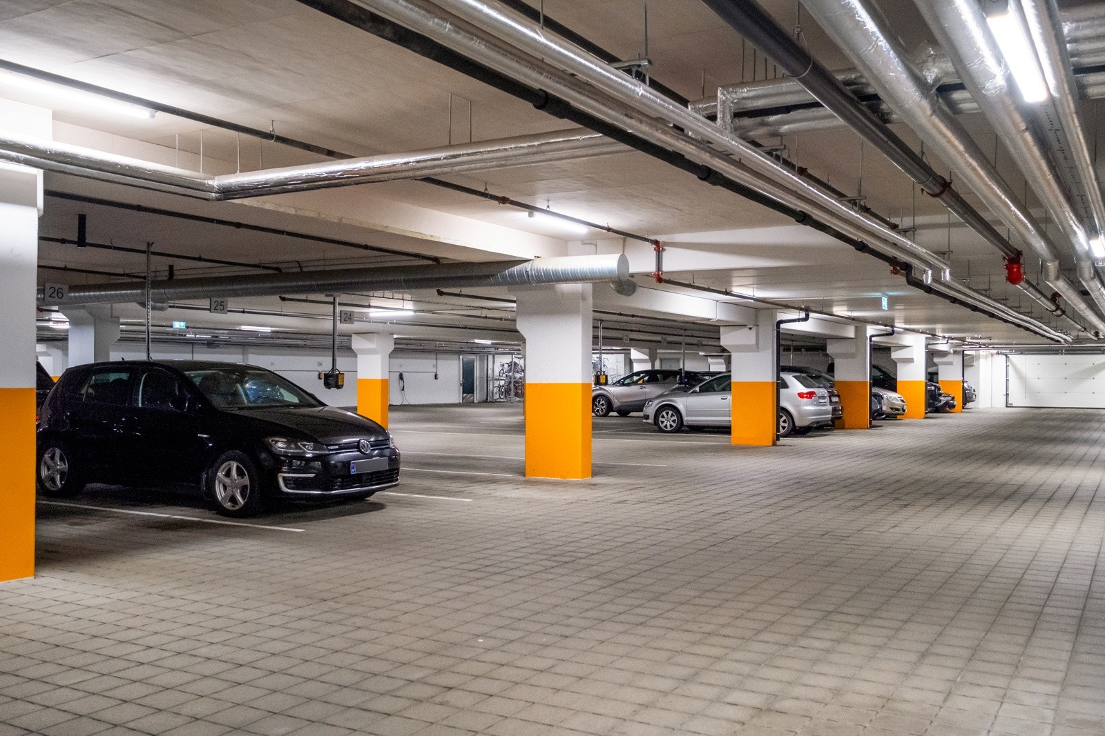 Egen garasjeplass i felles anlegg følger. Galleribilde