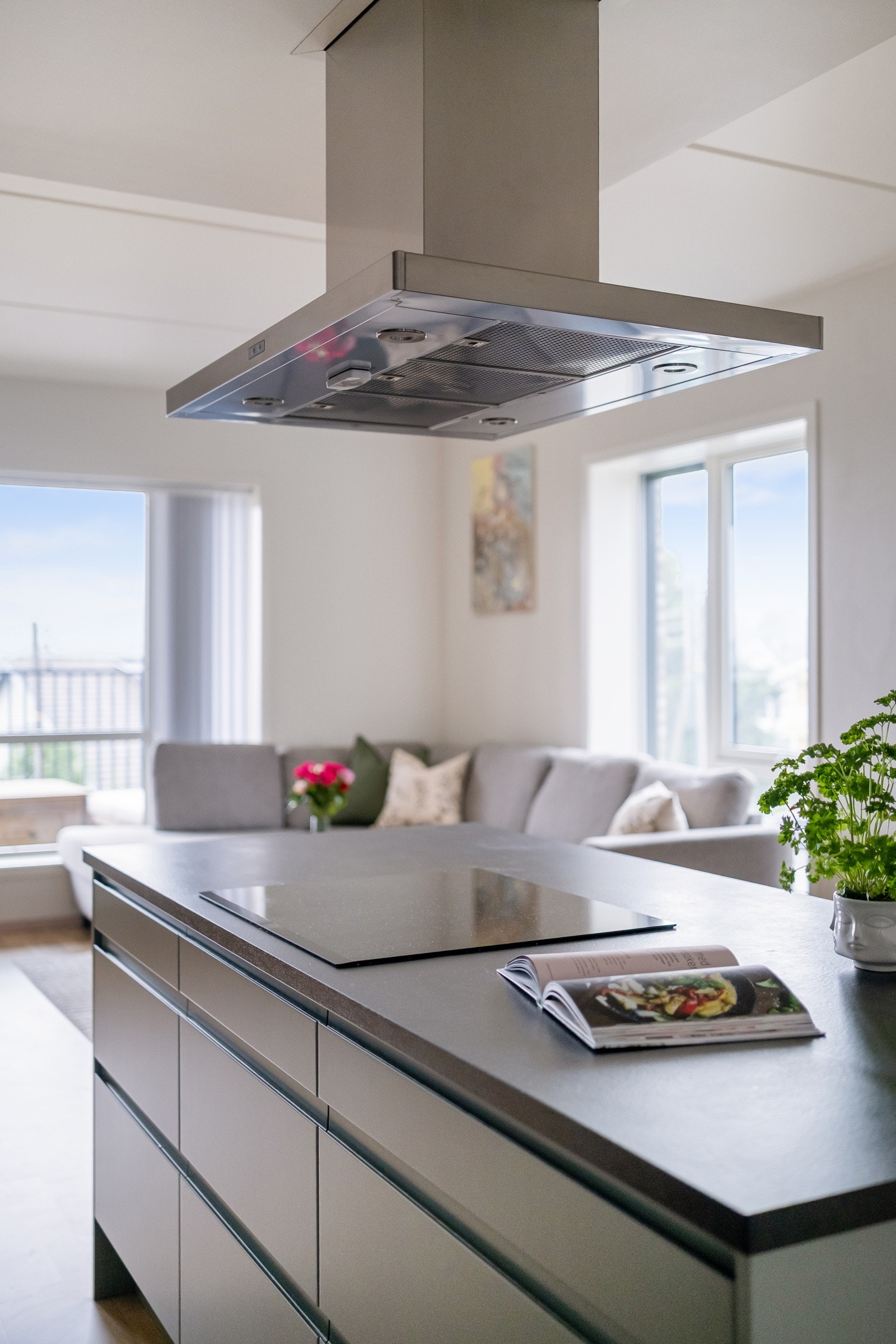 Kjøkkenøy med platetopp og ventilator som trekker ut. Galleribilde