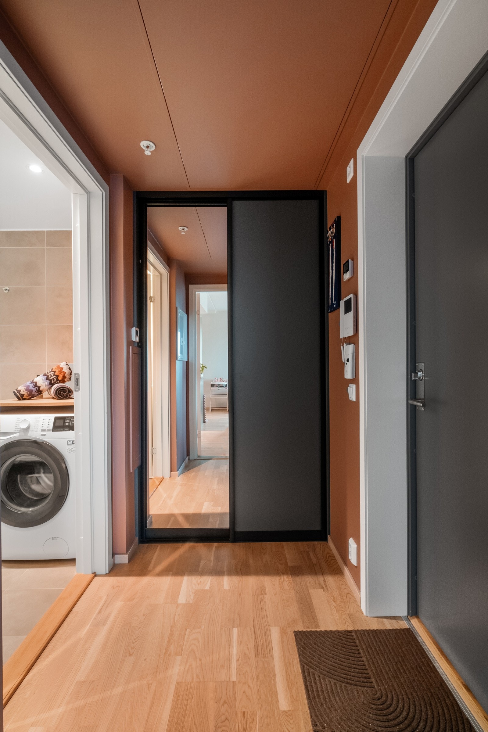 Velkommen inn! Entré med skyvedørsgarderobe. Galleribilde