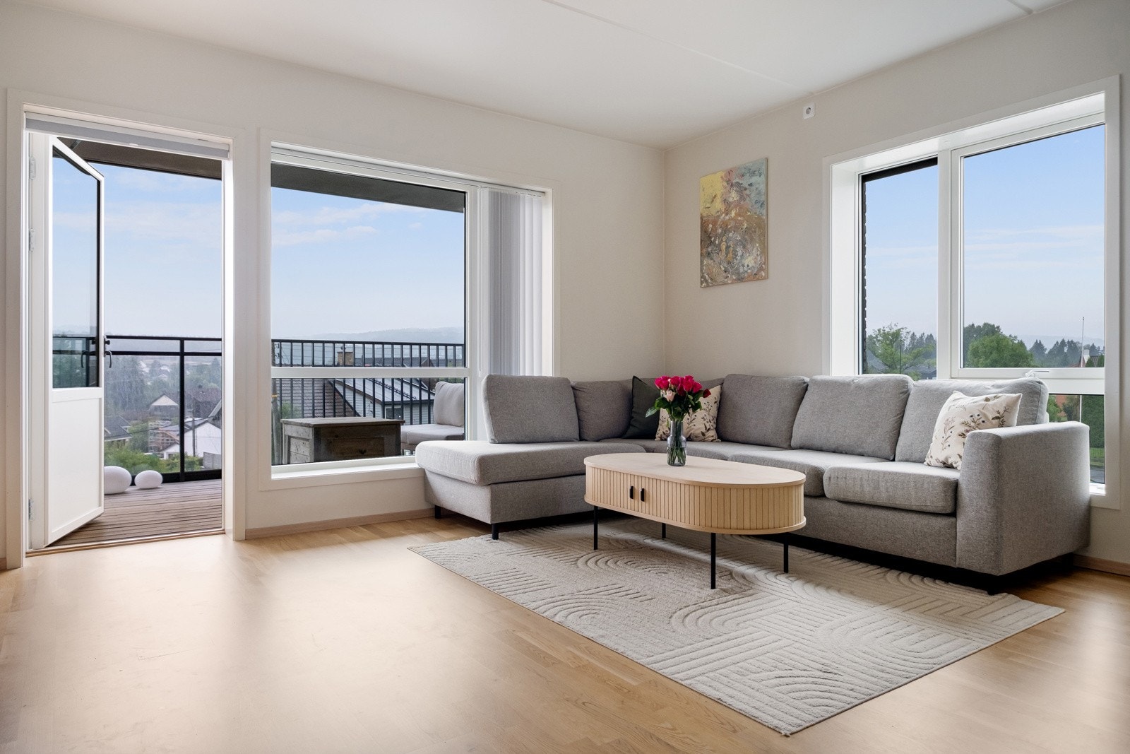 Da dette er en gjennomgående hjørneleilighet er det godt med lysinnslipp fra flere himmelretninger. Galleribilde