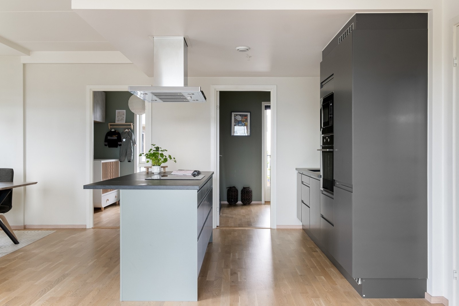 Moderne kjøkkeninnredning og integrerte hvitevarer Galleribilde