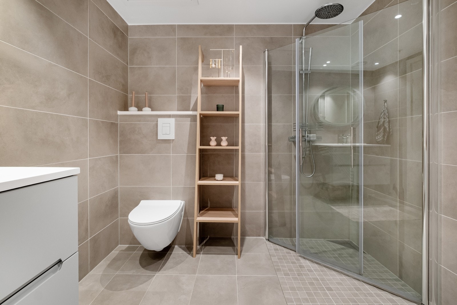 Svært delikat og flislagt bad med beigetone. Galleribilde