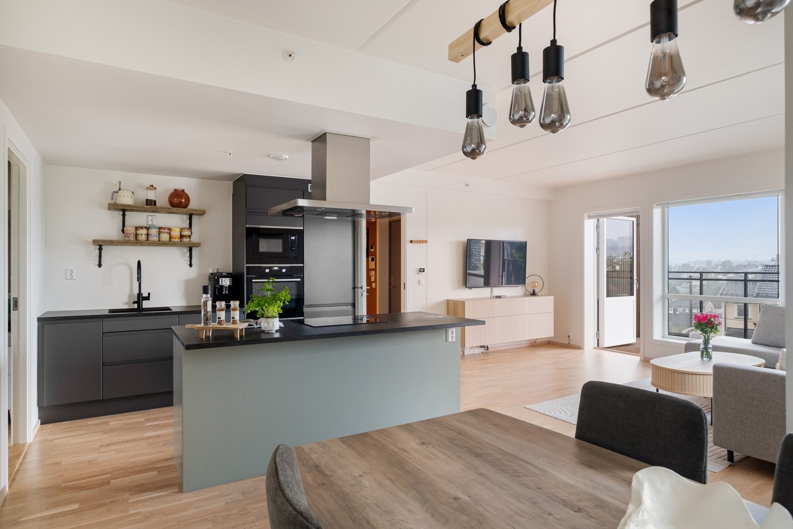 En lekker 3-roms med mye lysinnslipp og praktisk utformet stue i åpen løsning med kjøkken. Galleribilde