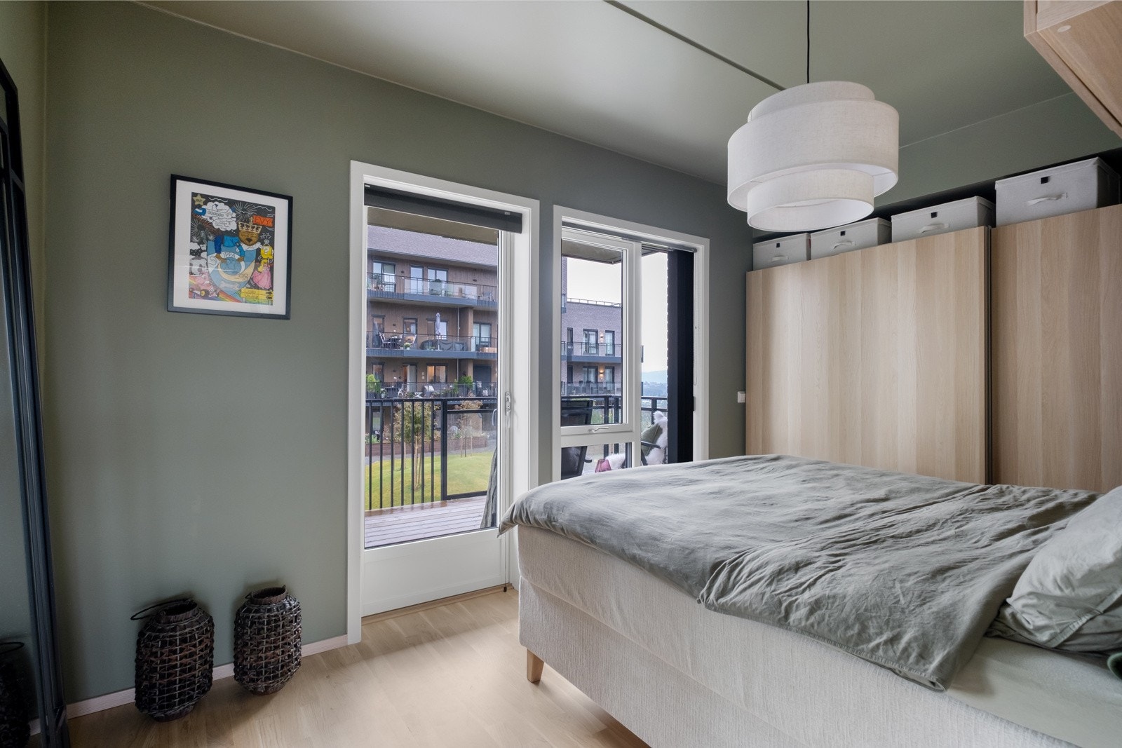 Her er plassen godt utnyttet med skap langs hele den ene veggen. I tillegg er det plass til oppbevaringsbokser over skapene. Galleribilde