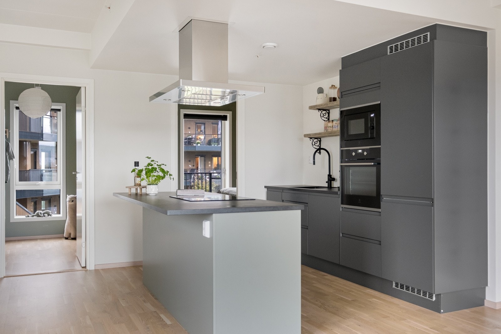 Kjøkkenøyen blir en sosial sone som vender mot spisestuen. Galleribilde