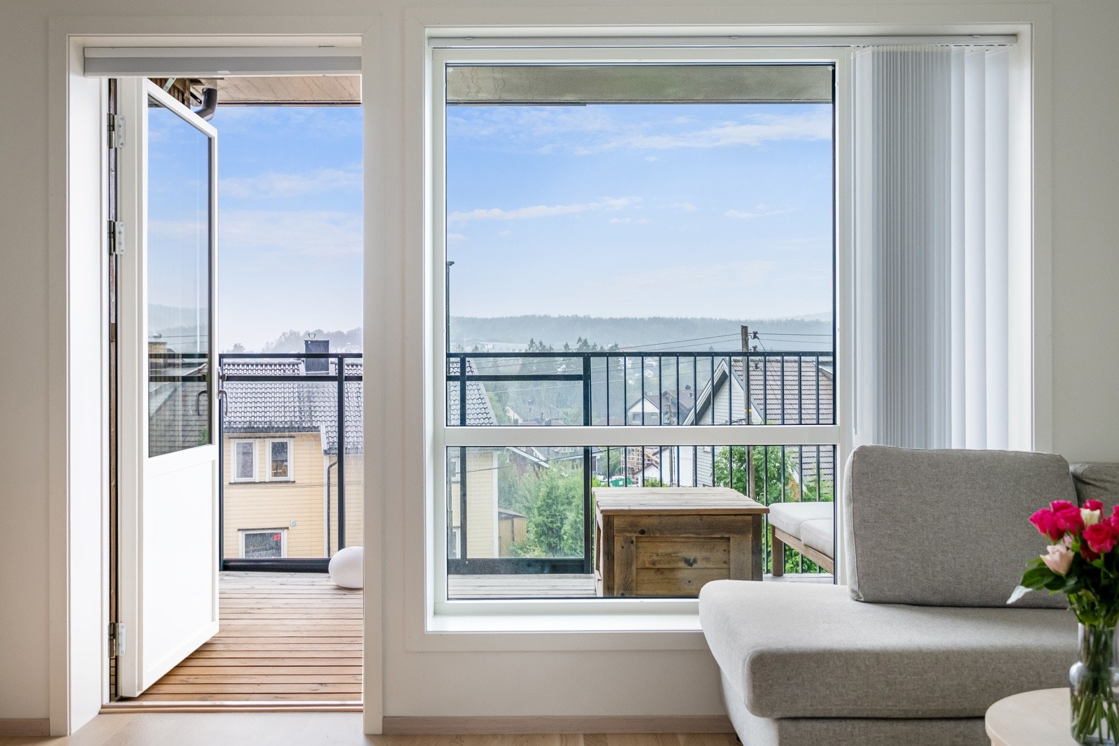 Adkomst til sørvestvendt balkong på ca. 12 m² fra stue. Galleribilde