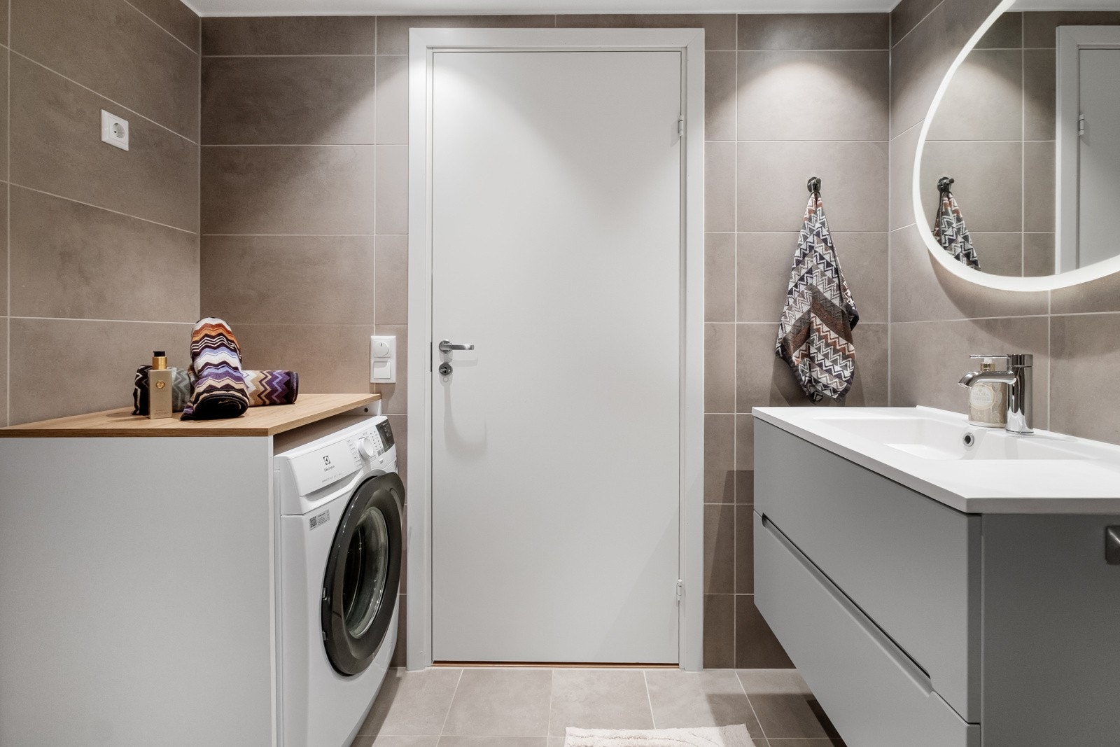 Det er plass til vaskemaskin og tørketrommel. Galleribilde