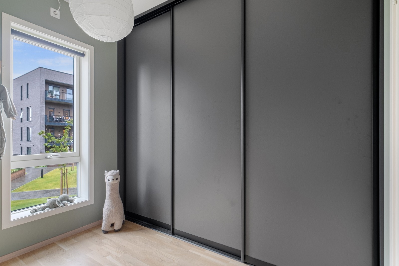 Det er rikelig med skapplass på begge soverom. Galleribilde