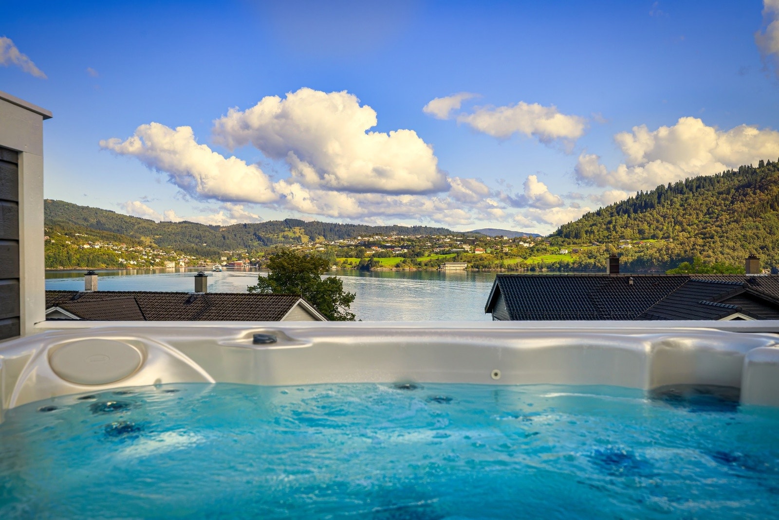 Her kan du nyte den fine utsikten i skjermede omgivelser. Galleribilde