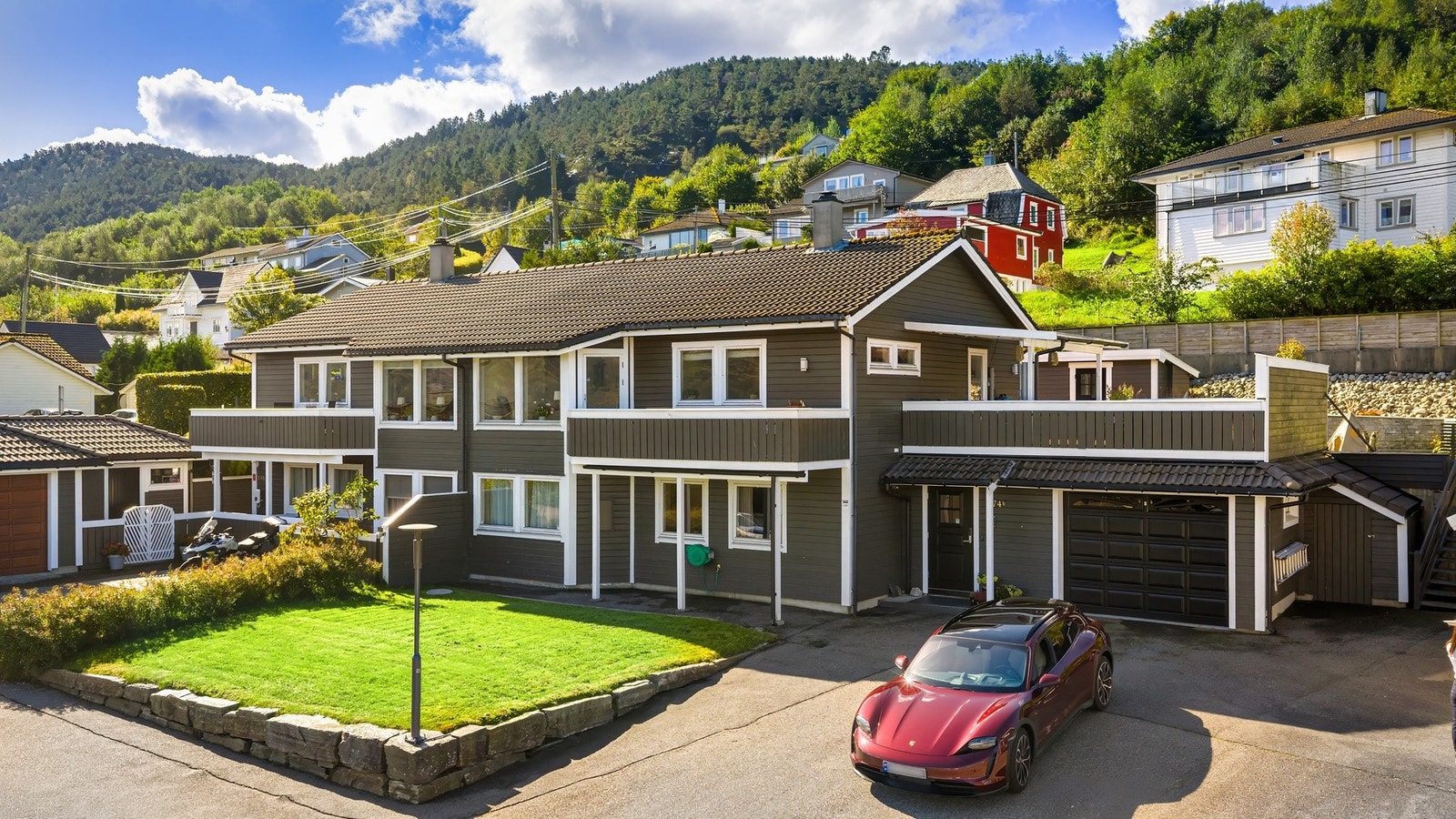 Dette er en praktisk og fin familiebolig med gjennomtenkt arealbruk og fine løsninger. Galleribilde