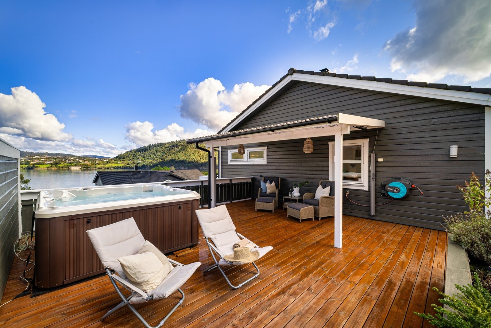 Kledning på fasade mot terrassen og hage ble malt sommeren 2025. Galleribilde