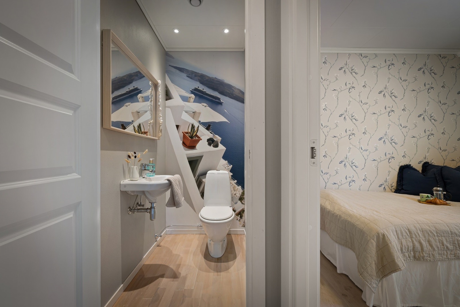 Funksjonell løsning med stort baderom, separat vaskerom og eget toalettrom. Galleribilde