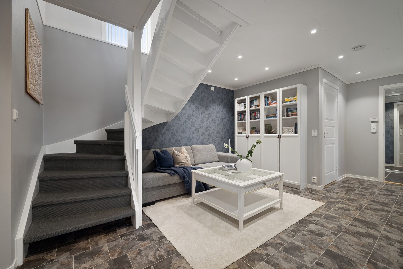 Det er lagt varmekabler i gulvet og innfelte spotter i taket. Belysning kan styres via app-løsning. Galleribilde