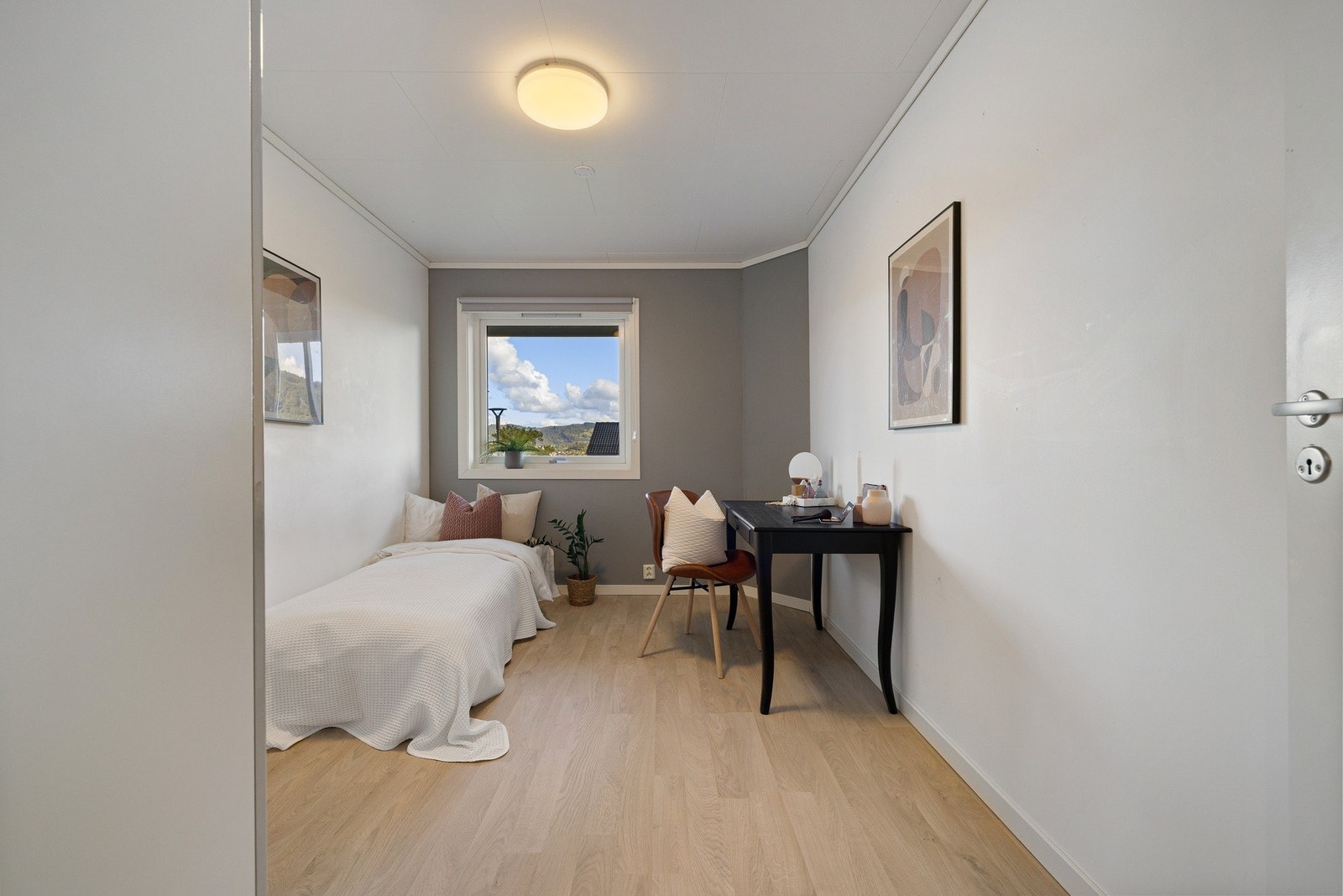 Soverom på 10,6 m² - I tillegg til god garderobeplass har huset rikelig med lagringsplass med to interne boder på hhv. 3.0 m² og 4.2 m² Galleribilde