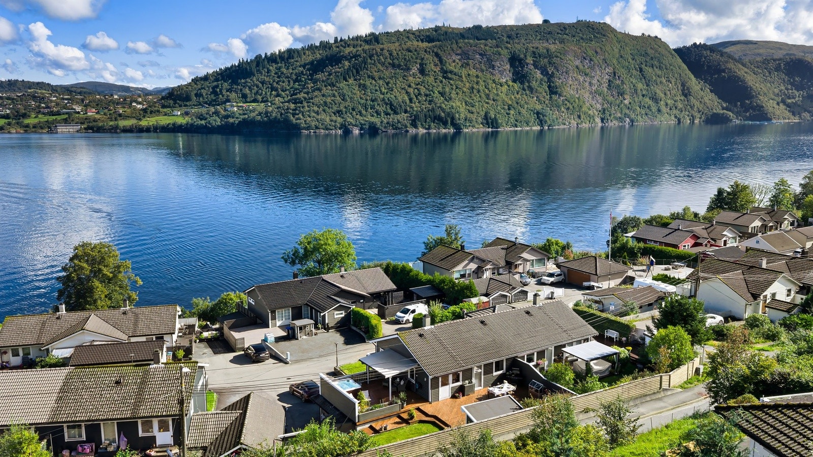 Praktfulle omgivelser med nydelig utsikt over sjø og fine fjellformasjoner. Galleribilde
