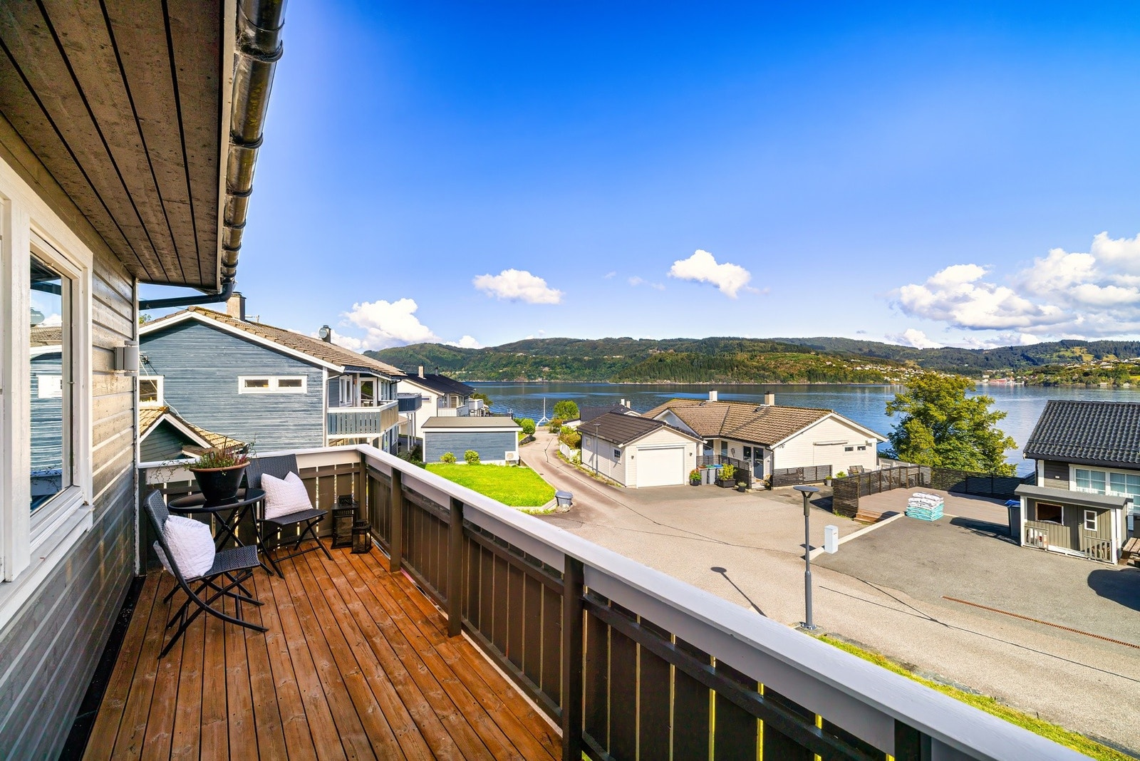 I front av huset er det altan på 9,1 m² med utgang fra stue. Trykkimpregnerte terrassebord. Galleribilde