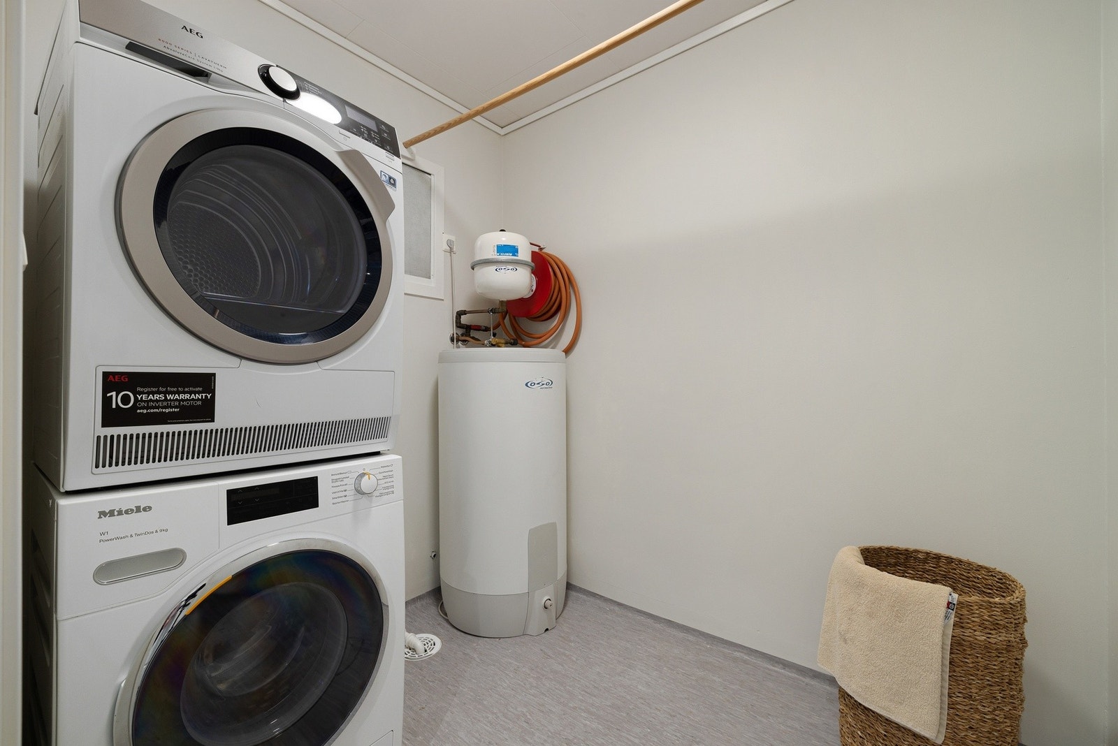 Separat vaskerom på 3,9 m². Her er bl.a. fordelerskap/stoppekran m/reduksjonsventil og varmtvannsbereder på 198 liter fra Oso Hotwater (2012). Galleribilde