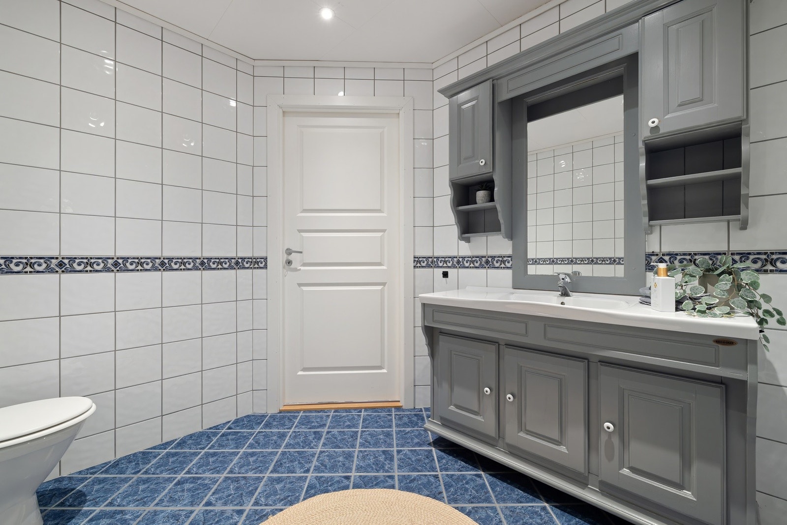 Baderomsmøbel med profilerte fronter, heldekkende servant speil/skap med belysning. Galleribilde