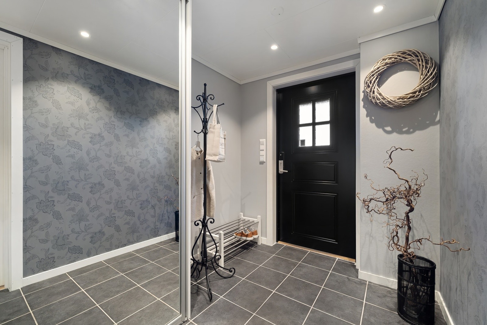 Innbydende og fin entré på 7,1 m². God garderobeplass i skyvedørsgarderobe med speilfronter. Nyere hoveddør med elektronisk dørlås fra Yale Doorman. Galleribilde