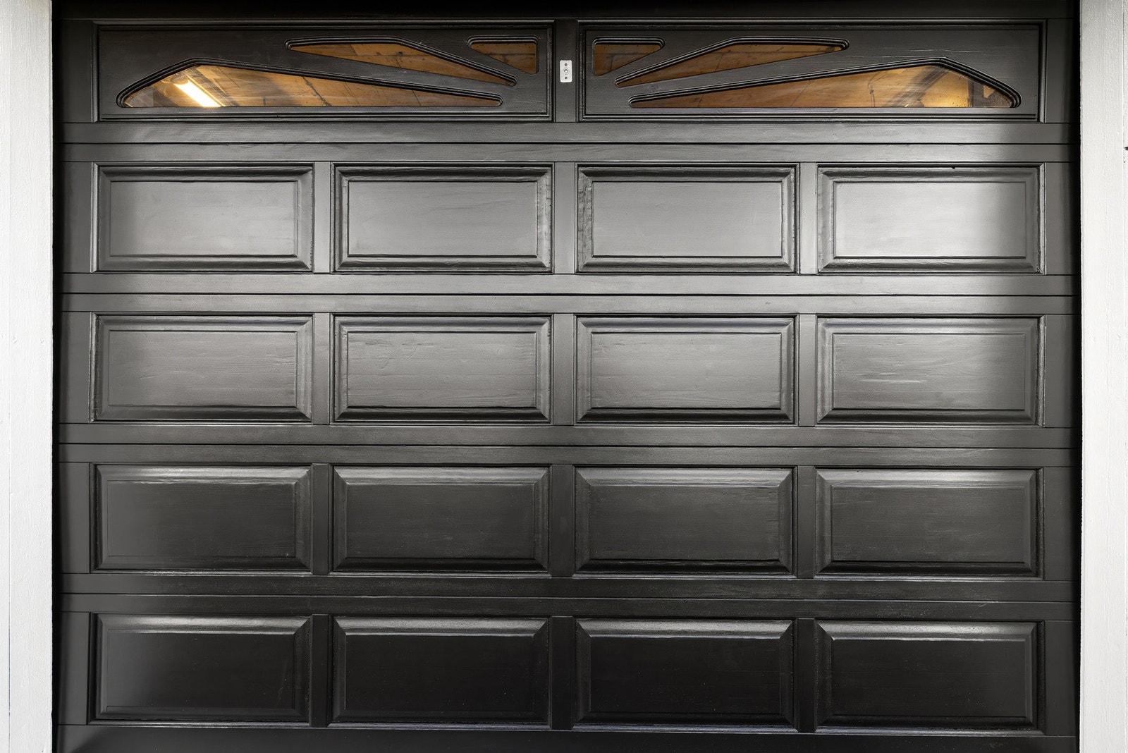 Huset har garasje på 23,2 m² med automatisk rulleport og støpt dekke. Galleribilde