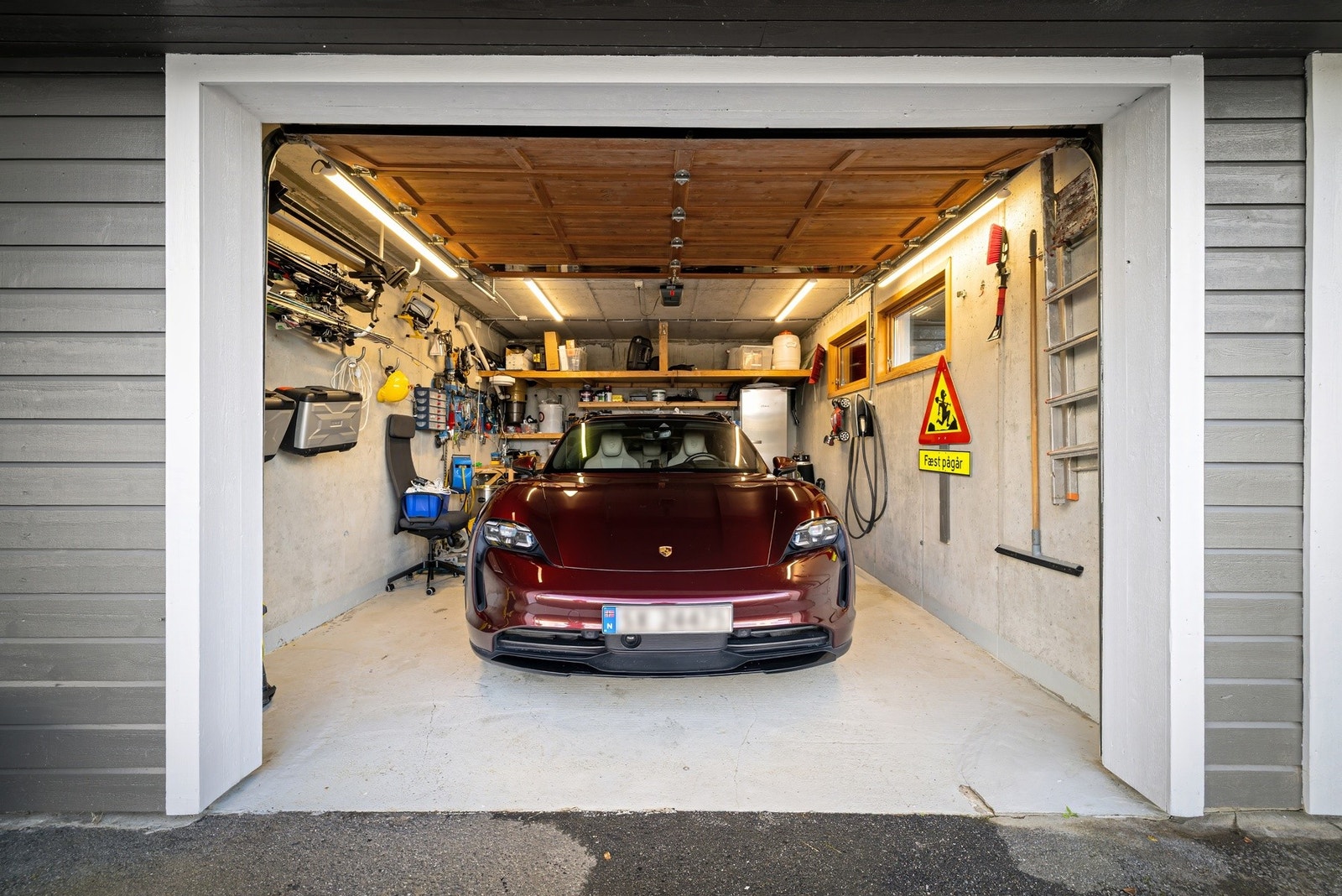 I 2017 ble det montert lader til el-bil i garasjen. Motor til husets sentralstøvsuger er plassert i garasjen. Galleribilde