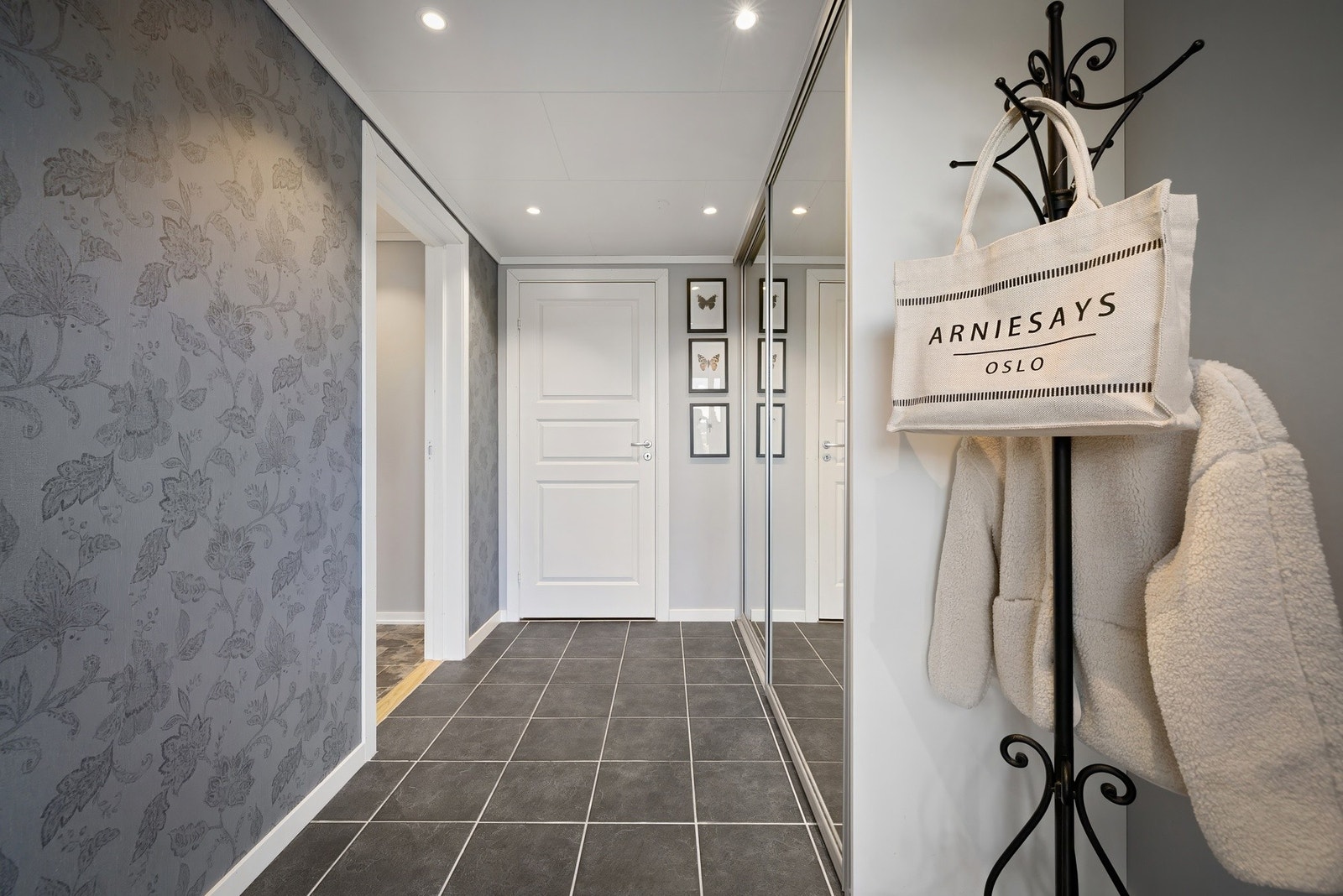 Fliselagt gulv med varmekabler. Innfelte spotter i taket. Galleribilde