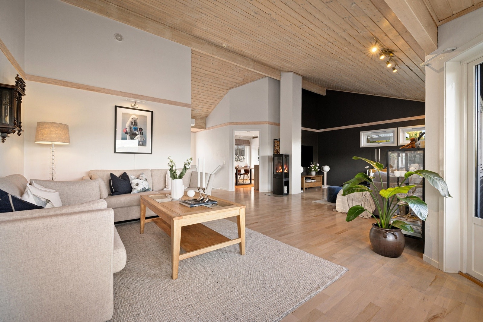 Balansert ventilasjonsanlegg med varmegjenvinner. Luft-til-luft varmepumpe fra Toshiba med innedel i stue/trapperom. Galleribilde