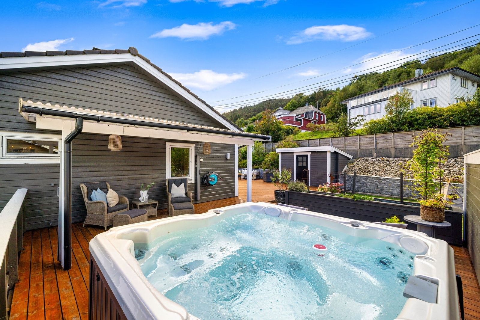 Jacuzzi fra 2015 medfølger i handelen. Galleribilde