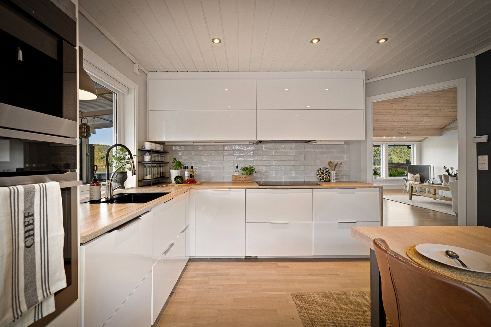 Det er integrerte hvitevarer som bl.a. stekeovn med dampfunksjon, oppvaskmaskin og kjøleskap med frysedel. Galleribilde