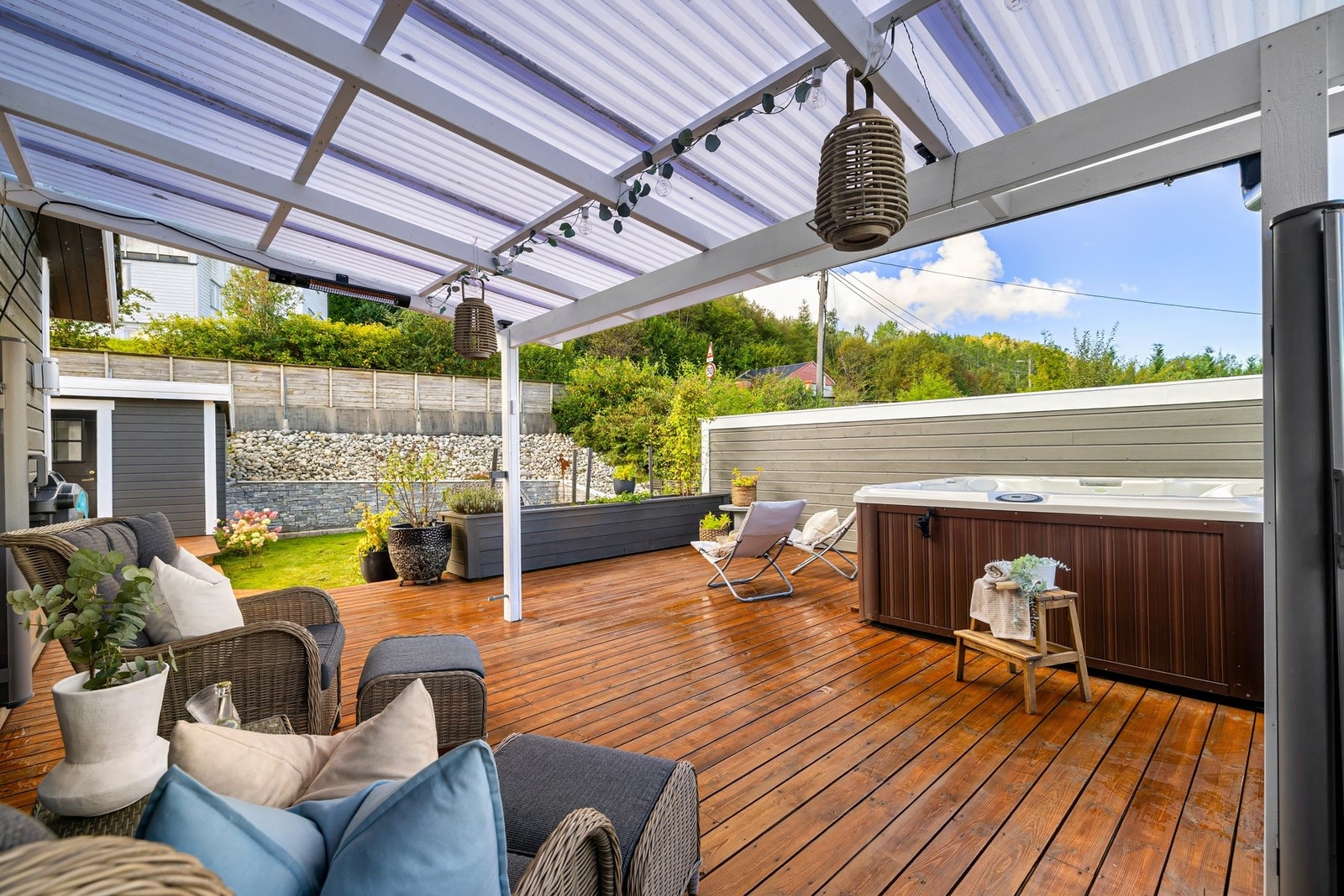 Praktiske løsninger - deler av terrassen har overbygg hvor det er god plass til sittegruppe. Galleribilde