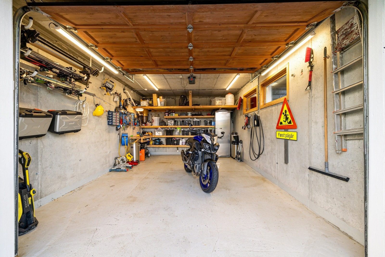 Garasjen har god lagringsplass. Ved siden av garasjen er det også en bod på 3,9 m². Galleribilde