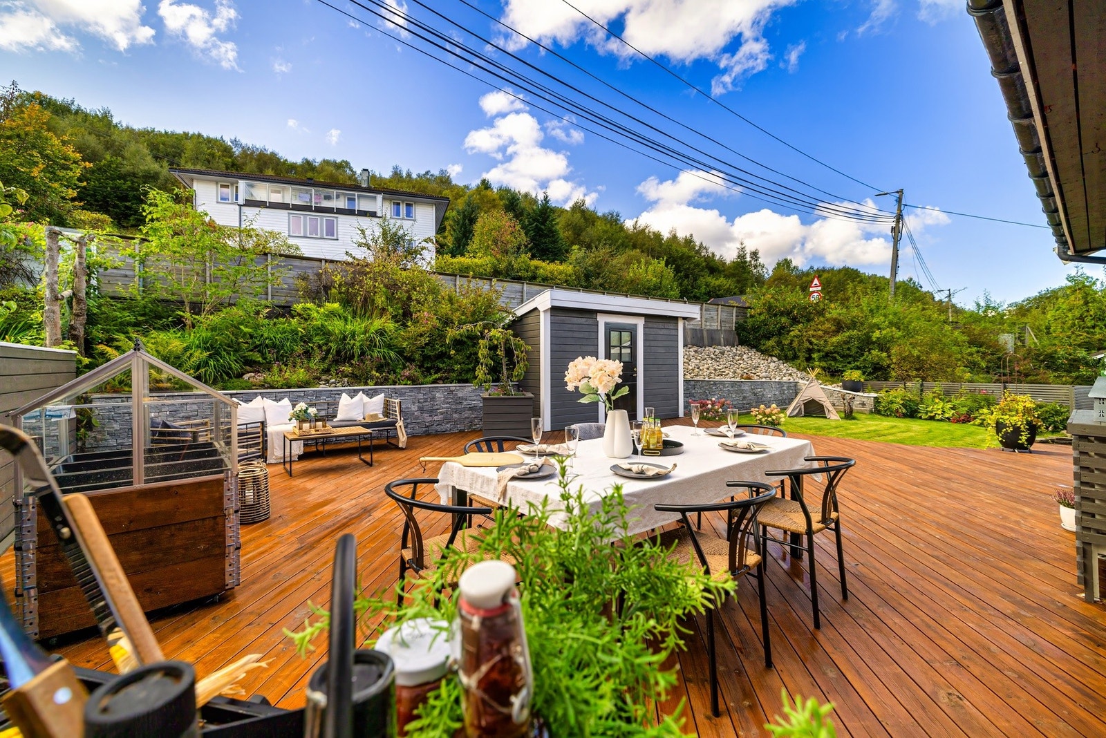 Terrassen på ca. 105 m² ble lagt i 2015 - slipt og behandlet dekke i 2025. Galleribilde