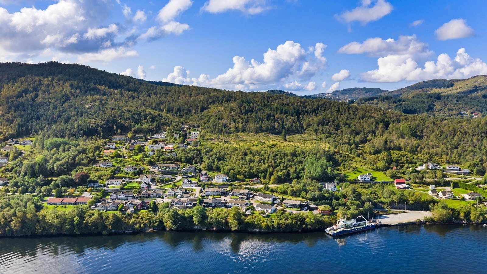 Kort avstand til skole og barnehage, turterreng og badeplass, idrettsanlegg og bussholdeplass Galleribilde