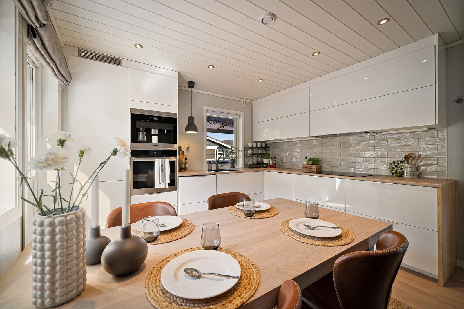 Her er det plass til stort spisebord. Innredningen har rikelig med skap- og benkeplass. Galleribilde