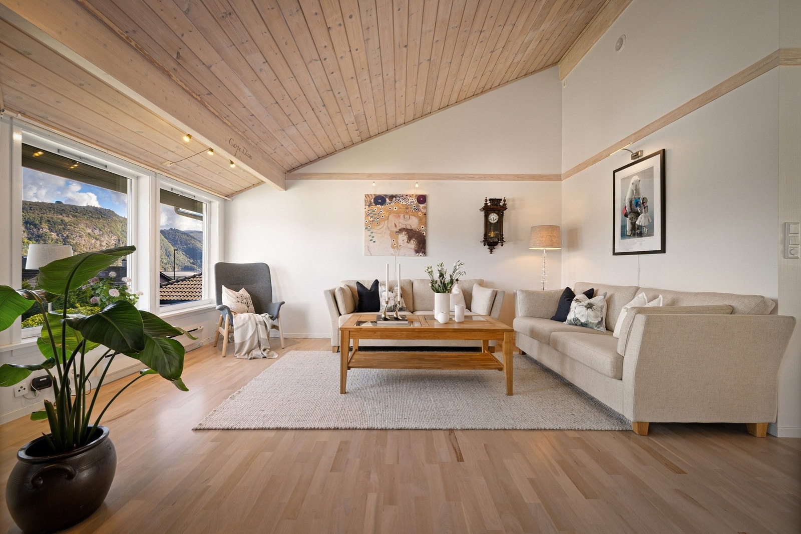 De store vindusflatene gir rommet gode lysforhold og gjør den fine utsikten lett tilgjengelig - selv fra sofakroken. Galleribilde