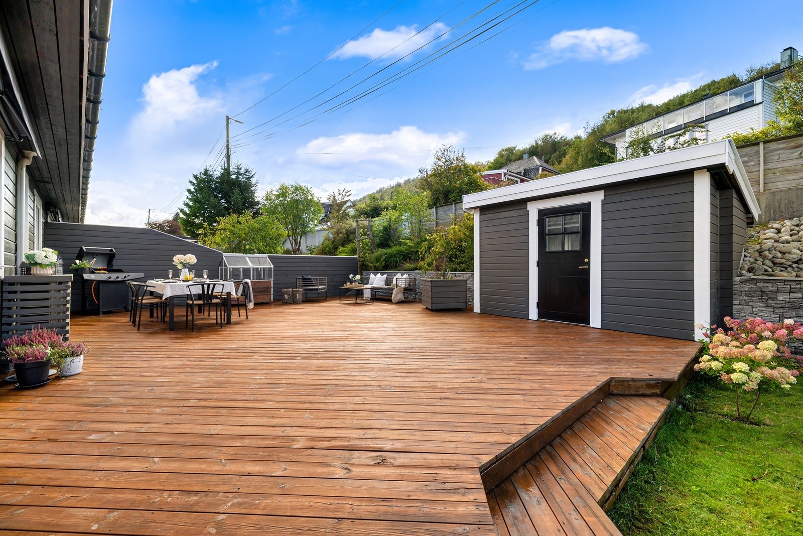 Praktisk løsning med uthus på 6,5 m² med plass til hageredskap og puter til hagemøblene. Galleribilde