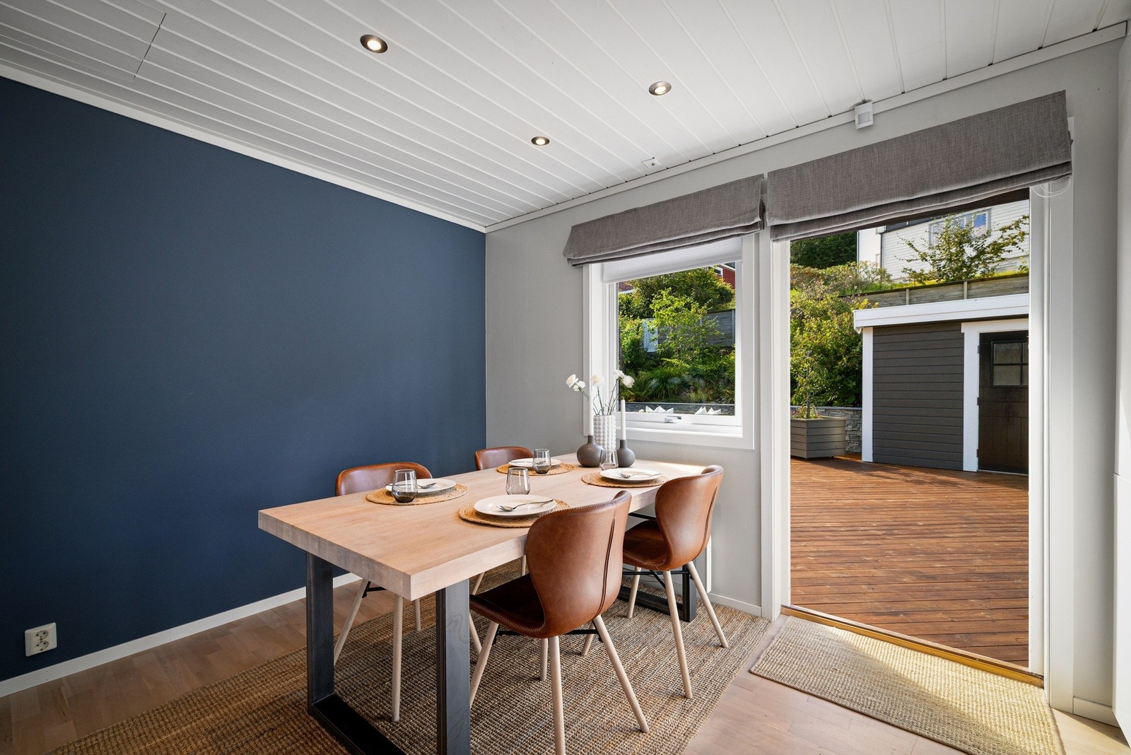 Fra kjøkkenet er det utgang til terrassen og hagen. Galleribilde