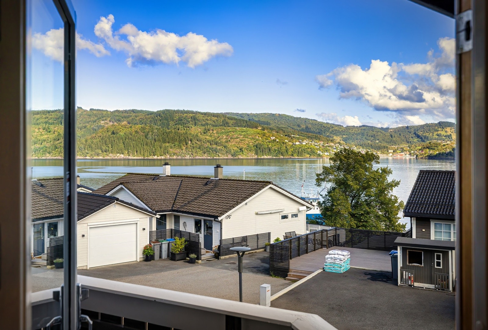 Fra stuen er det utgang til altan på 9.1 m² Galleribilde