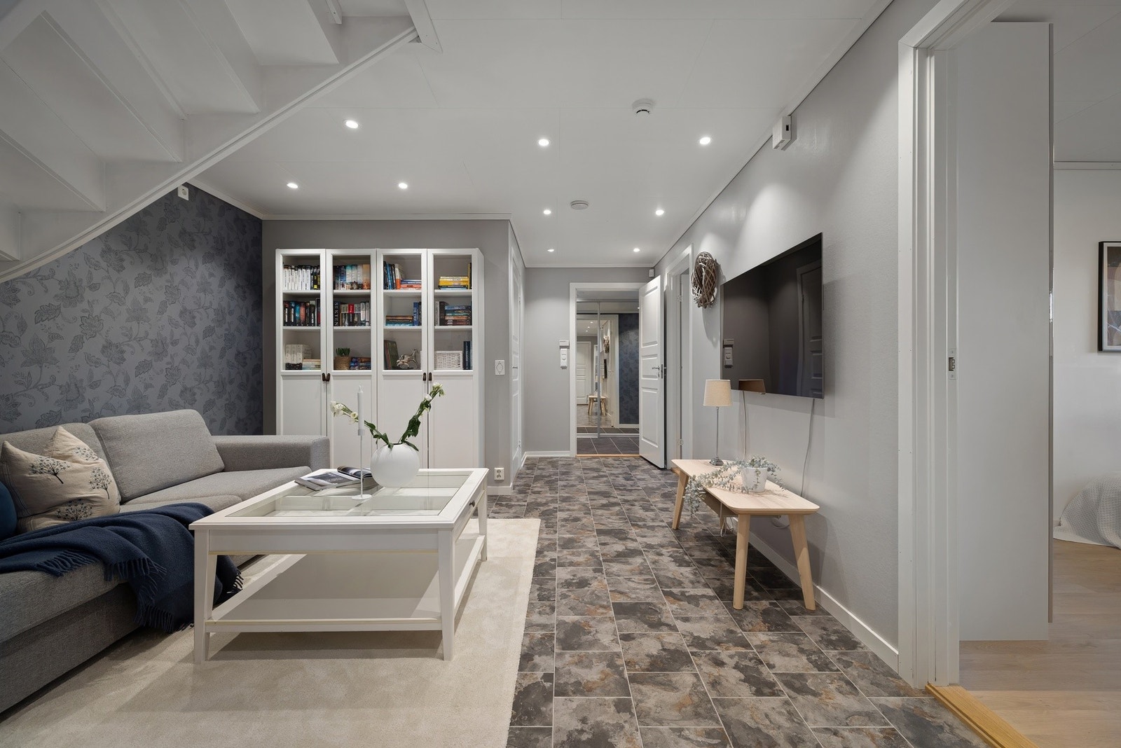 Romslig hall på 21,4 m² som er innredet og brukt som tv-stue Galleribilde