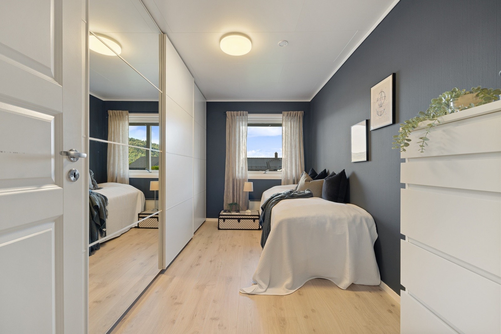 Bildet viser soverom på 10,9 m². Dette rommet har skyvedørsgarderobe med slette fronter/speilfront. Galleribilde