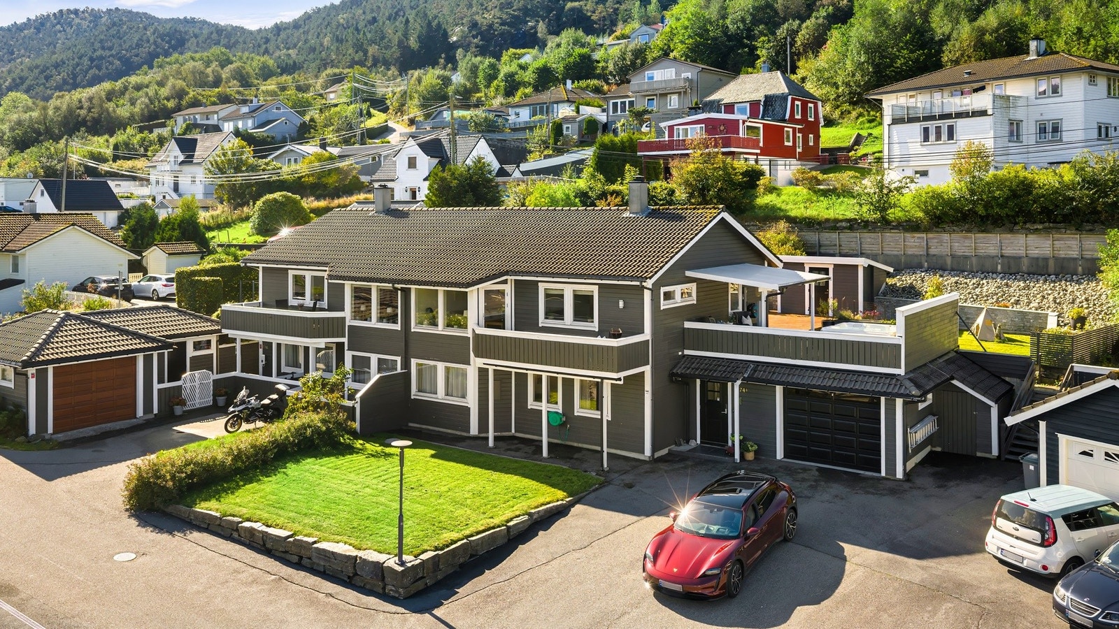 Fin forhage og enkel tilkomst til huset. I tillegg til garasjen er det godt med bilplass i front av huset/garasjen. Galleribilde