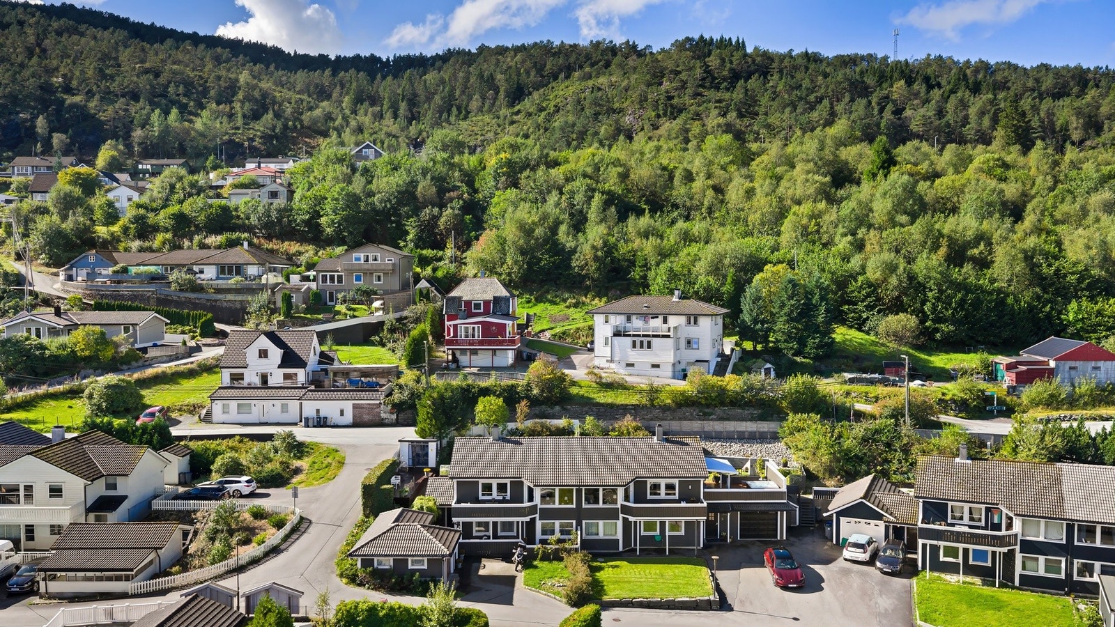 Barnevennlig og fint område med kort avstand til turterreng og idrettsanlegg. Galleribilde