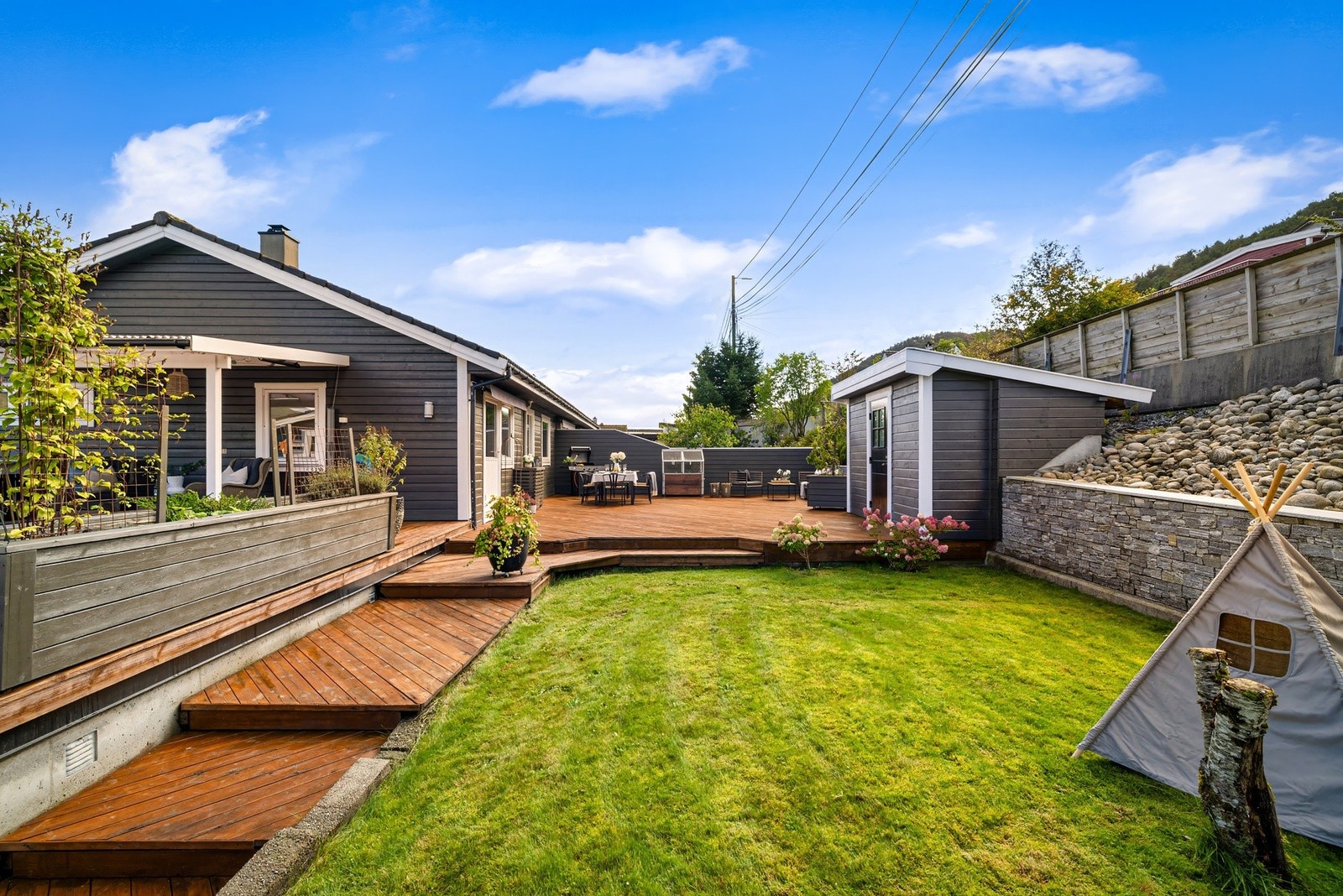 Skjermet og solrik hage i planert og brukervennlig areal. Galleribilde