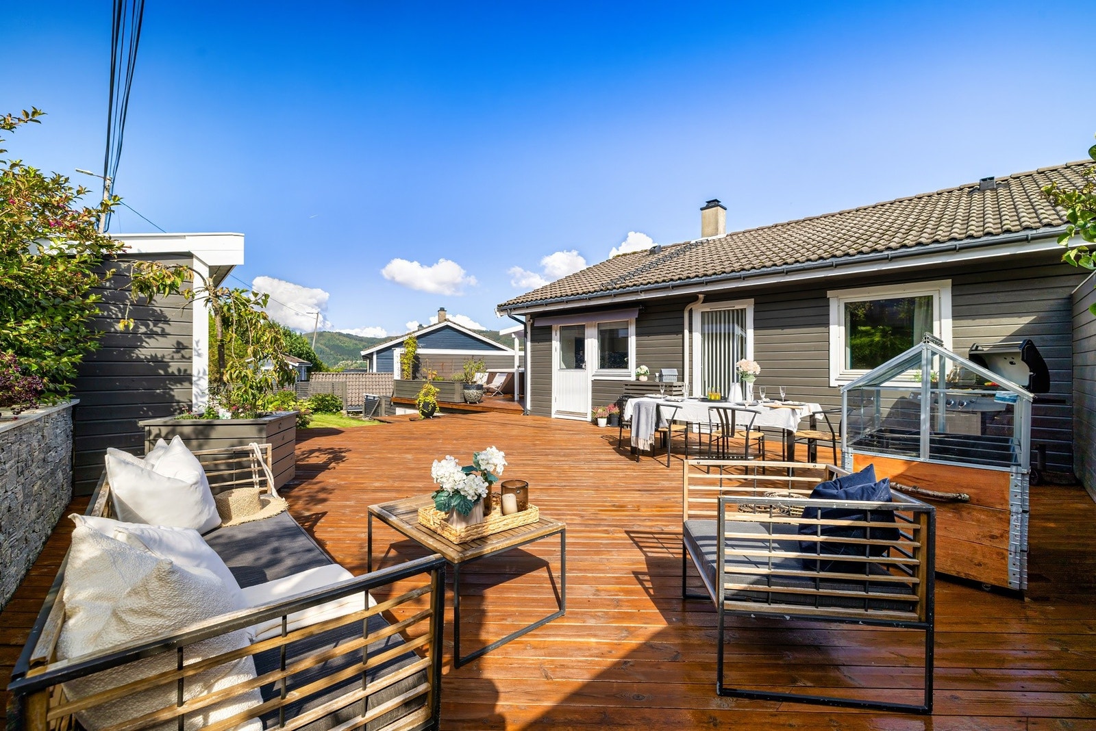 Her er det rikelig med plass til flere sittegrupper, spisebord og grill. Galleribilde