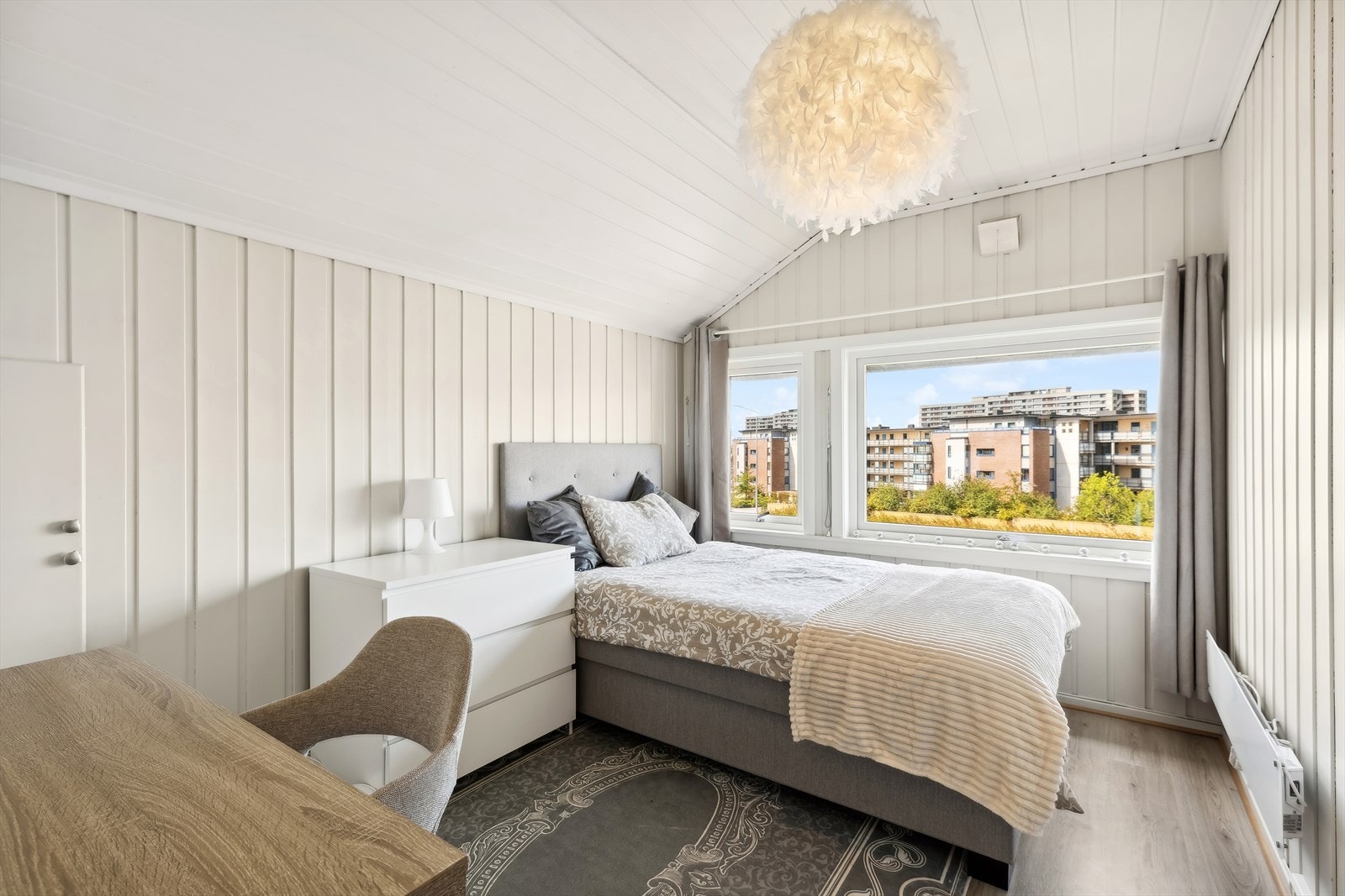 Soverommet har store vindusflater som gir god belysning Galleribilde