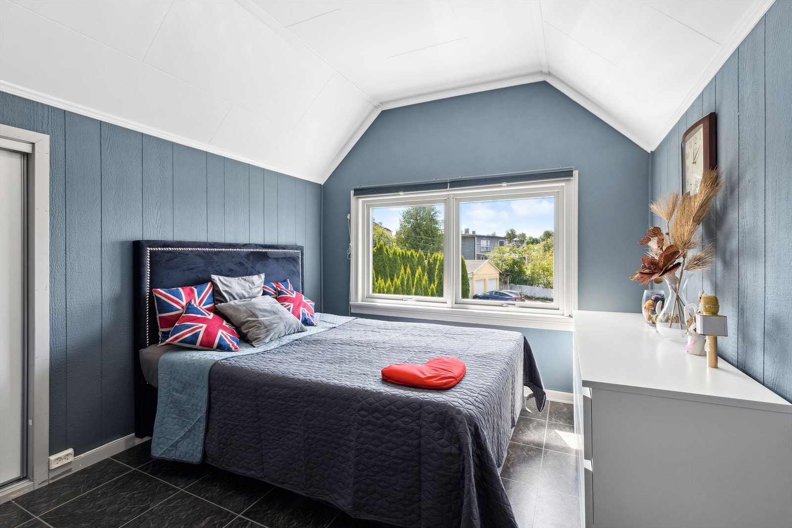 Soverom med god plass til seng og garderobeskap. Galleribilde