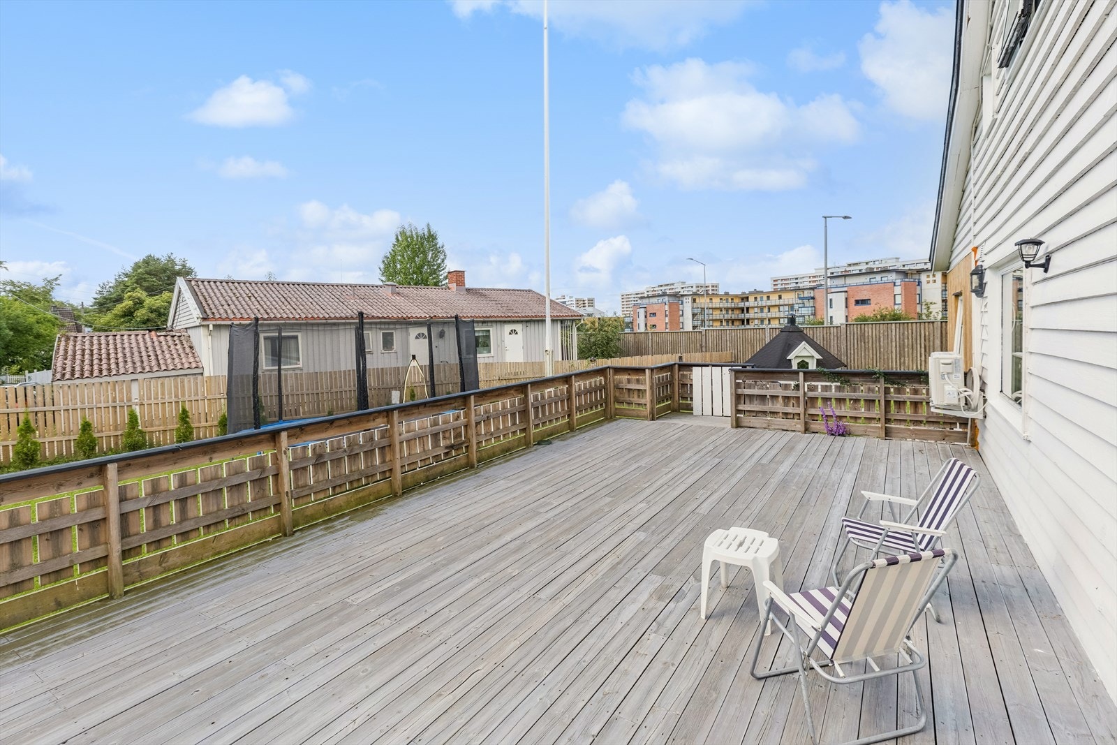 Fra stuen har du adkomst til stor, solrik terrasse. Galleribilde