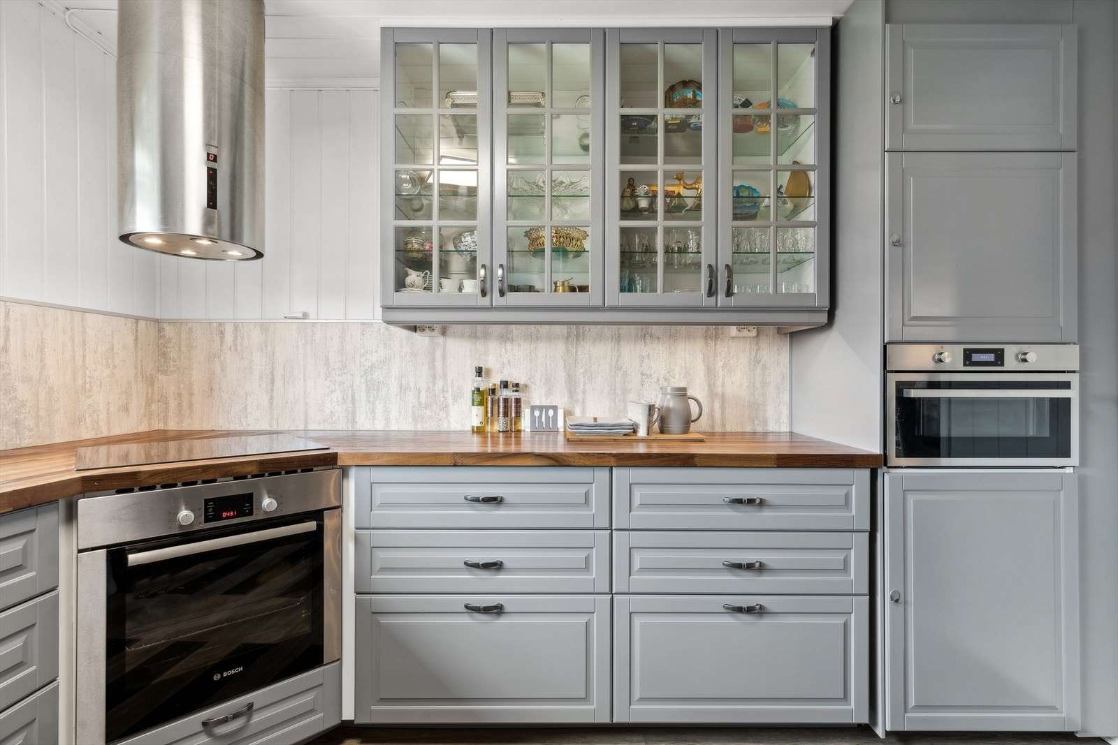 Kjøkkeninnredningen fremstår som moderne, og har rikelig med benkeplass. Her kan man kose seg under matlagingen, perfekt for hobbykokken. Galleribilde