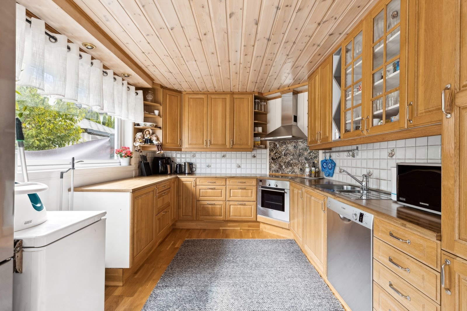 Velutstyrt kjøkken med god skap- og benkeplass. Galleribilde