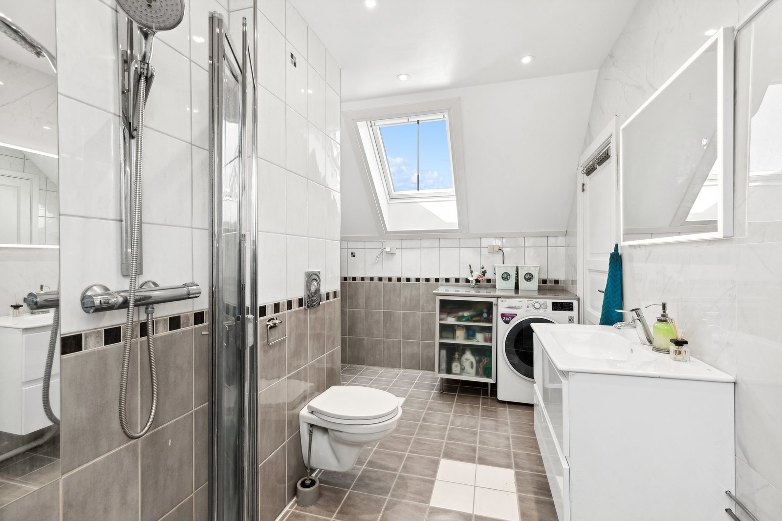 Romslig bad med gulvvarme og opplegg for vaskemaskin. Galleribilde